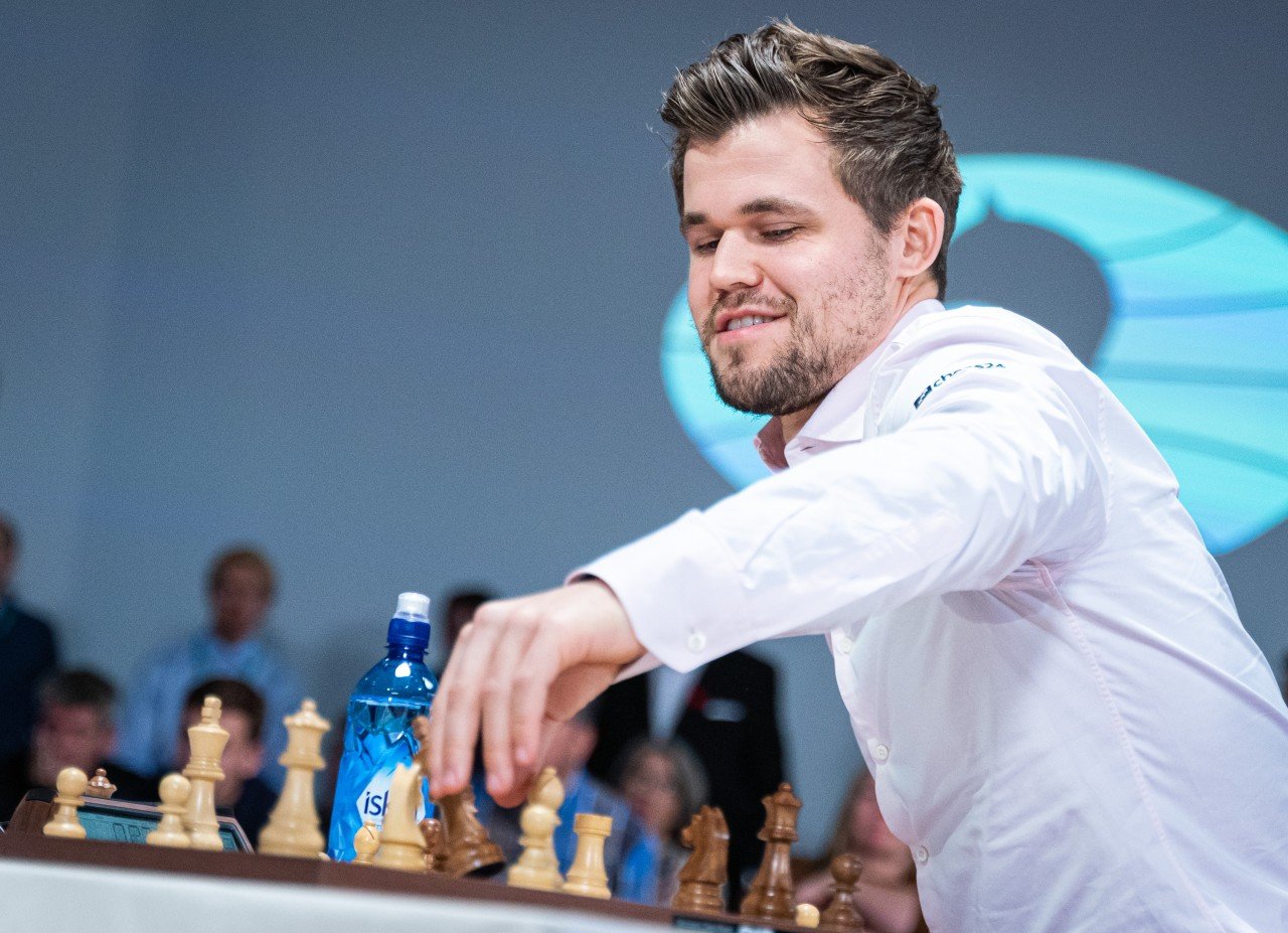 Carlsen klar for VM i Doha etter bråk: Slutt på spekulasjonene!